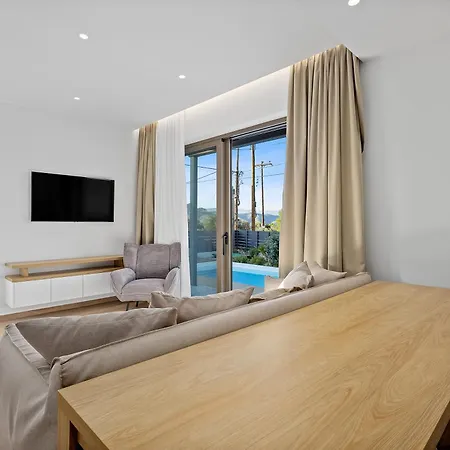 Hotel Saronia Estate
