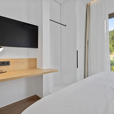 Hotel Saronia Estate