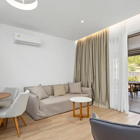호텔 Saronia Estate 3*